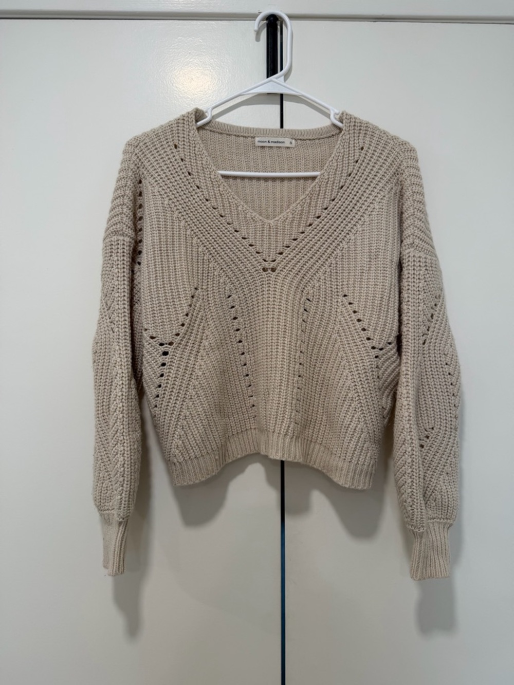 moon & madison Cream V-Neck Chunky Knit Sweater
